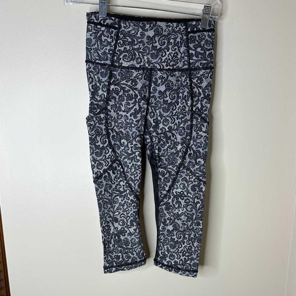 Lululemon Outrun Crop Mini Cinder Lace White/Black Leggings Women's size 2